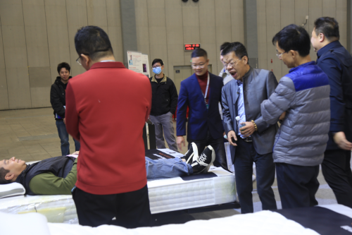 品成为广东国际康养家居展 上的全场焦点AG真人游戏地址悠云山康养智能健康新产(图1)