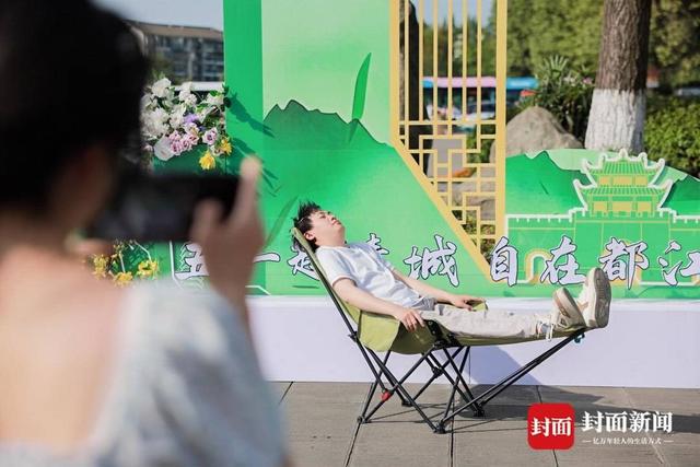 游客沉浸式互动 解锁新玩法AG真人中国五一趣游都江堰(图1)