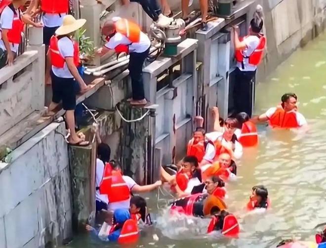 舟翻2条邻村嘲笑记族谱原因在闺女上AG真人地址端午剩1天猎德3条龙(图8)