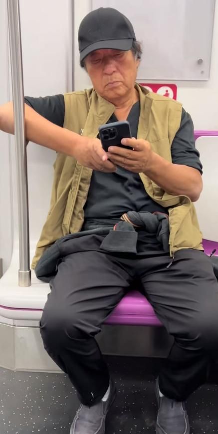 遇老态龙钟认不出裤腿上还有白色油漆AG真人直营76岁牛群坐地铁被偶(图2)